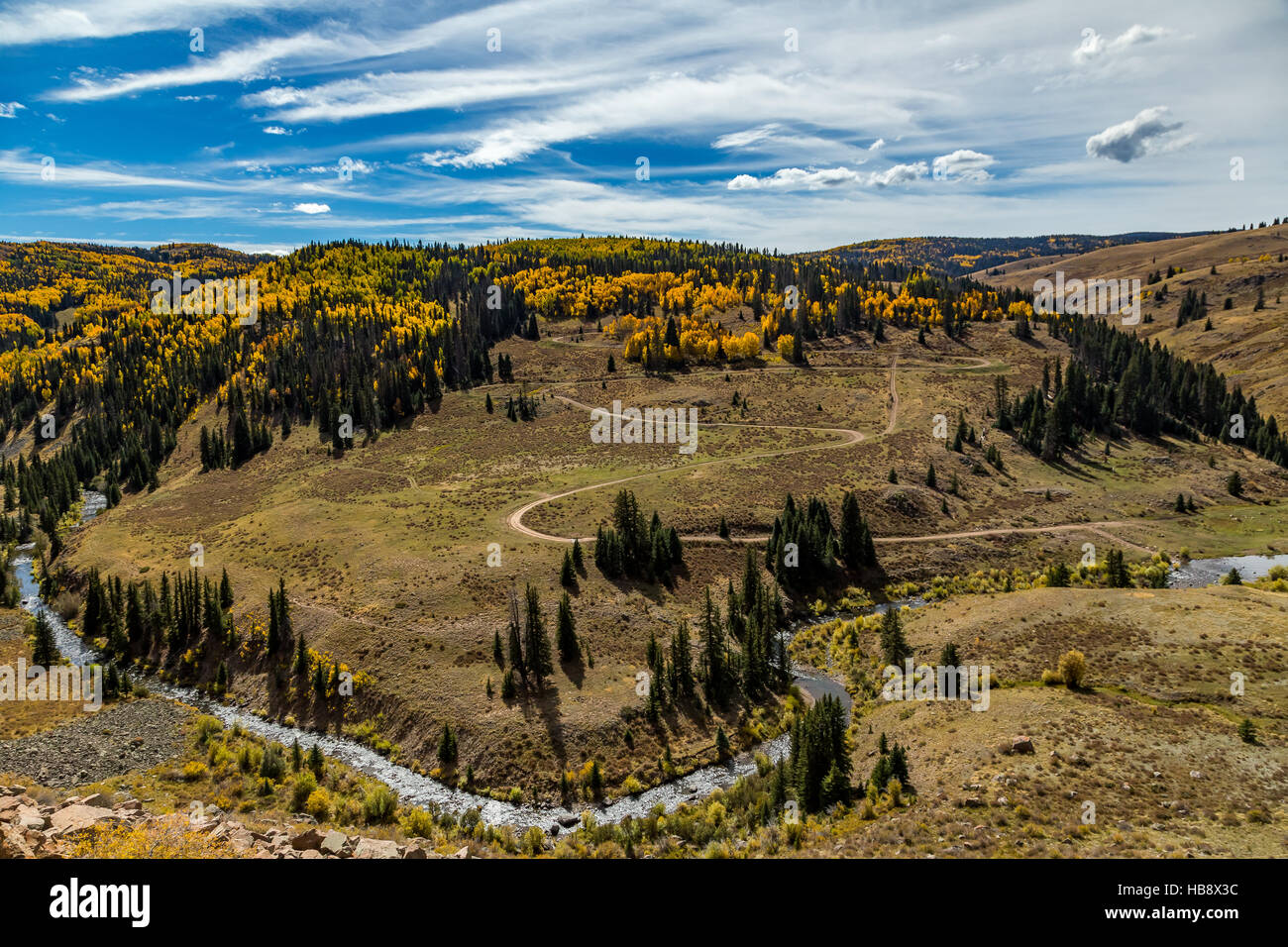 Berglandschaft mit Bächen, Tälern und bunten Bäumen entlang einer Bahnstrecke von Chama, New Mexico nach Antonito, Colorado Stockfoto
