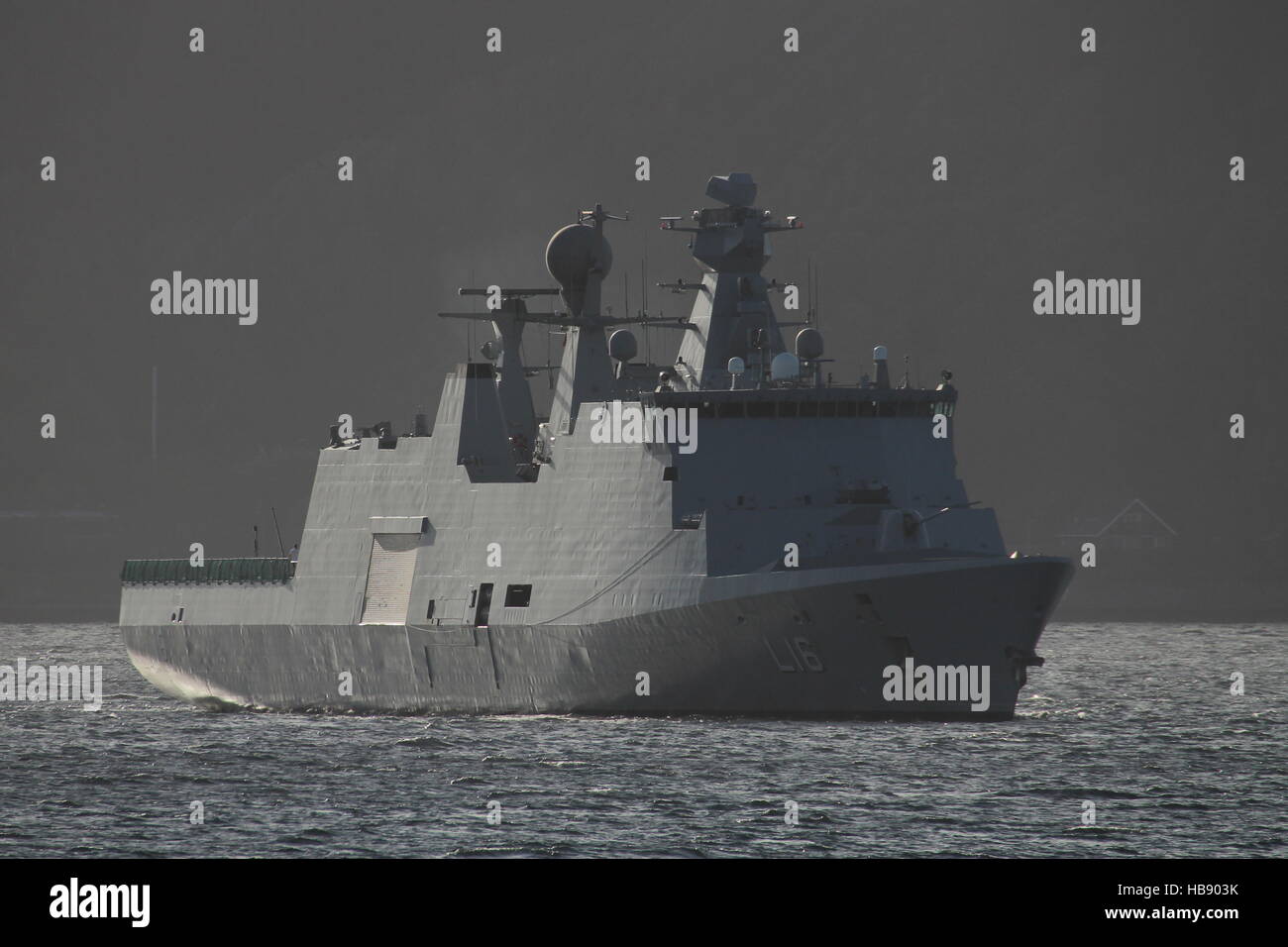 KDM Absalon (L16), ein Absalon-Klasse Befehl und Unterstützung Schiff von der dänischen Marine, kommt für die Übung Joint Warrior 16-2 Stockfoto