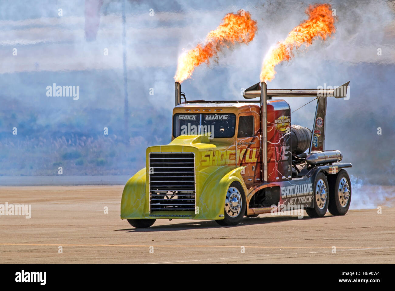 Jet-Truck Shockwave-Drag-Racing bei San Diego Air Show performance Stockfoto