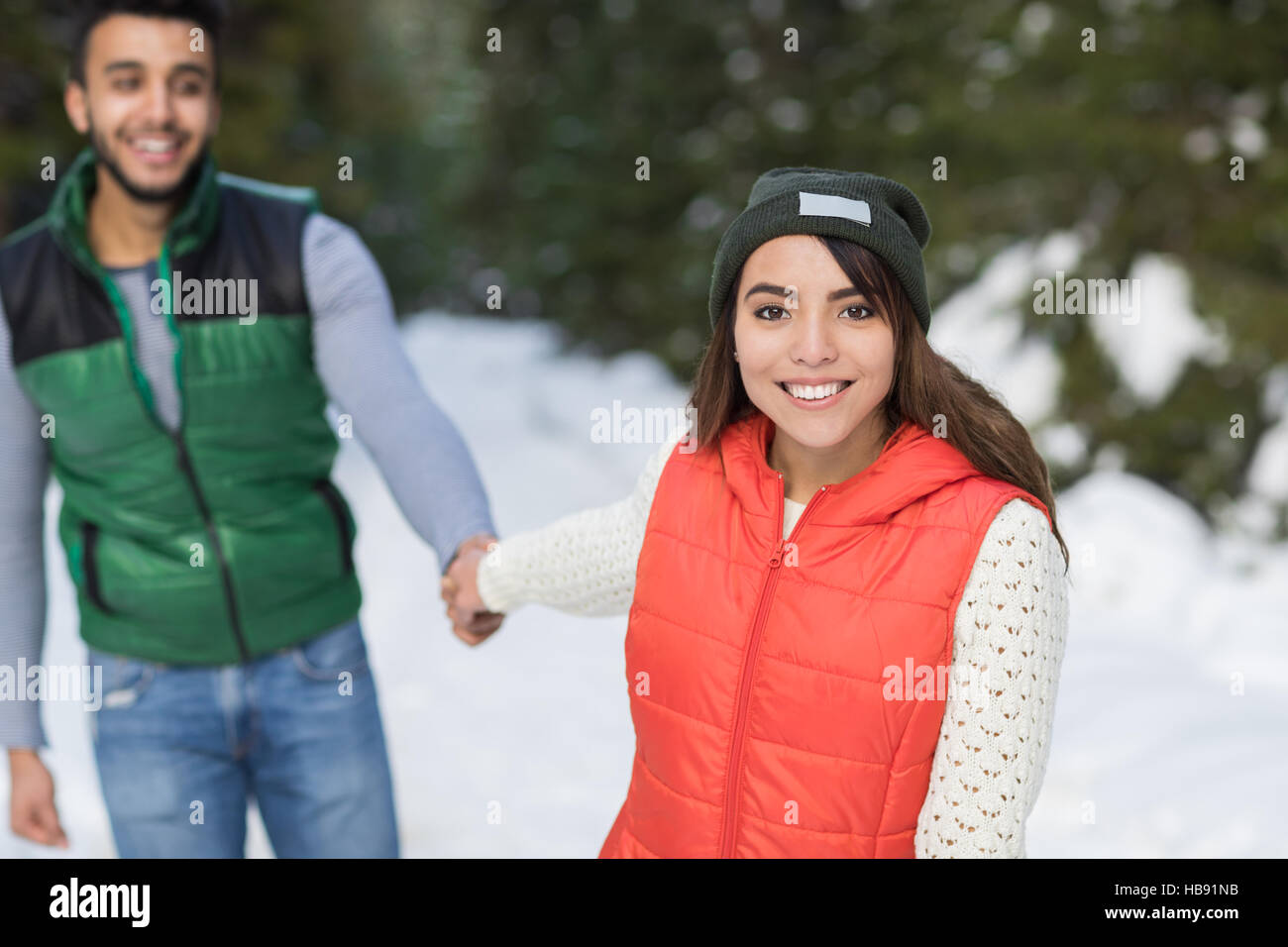 Young-Mix Rennen paar Schneewald Outdoor Winterspaziergang Stockfoto