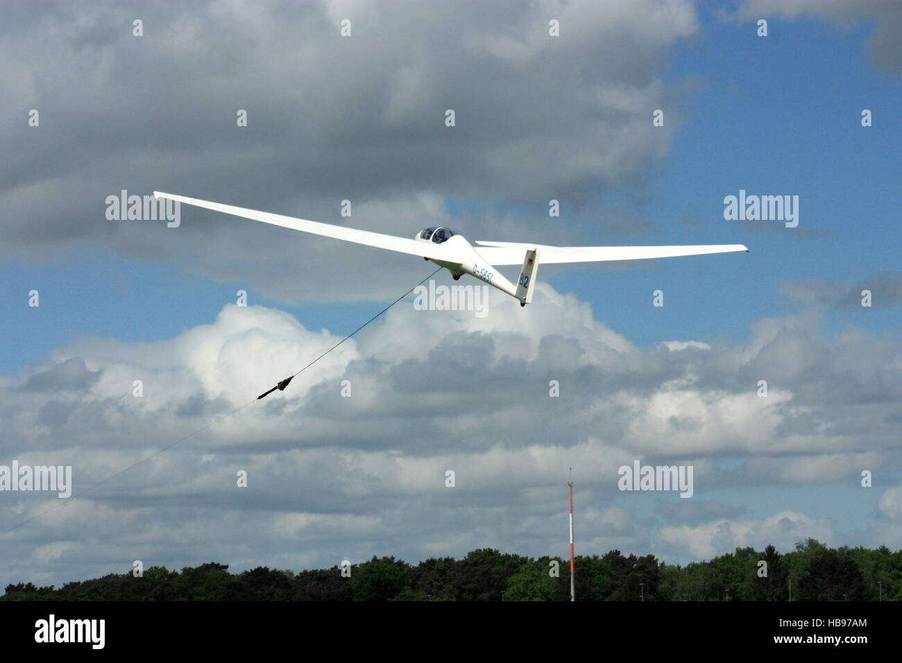 Glider, Windenstarts mit leicht bewölktem Himmel Stockfoto