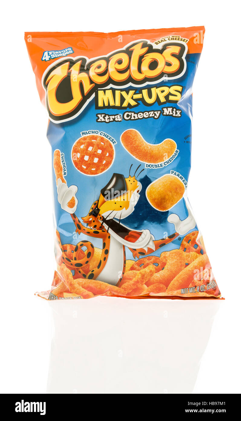 Winneconne, Wisconsin - 1. Dezember 2016: Paket von Cheetos Verwechslungen Xtra Cheezy Mischung chips auf einem isolierten Hintergrund. Stockfoto