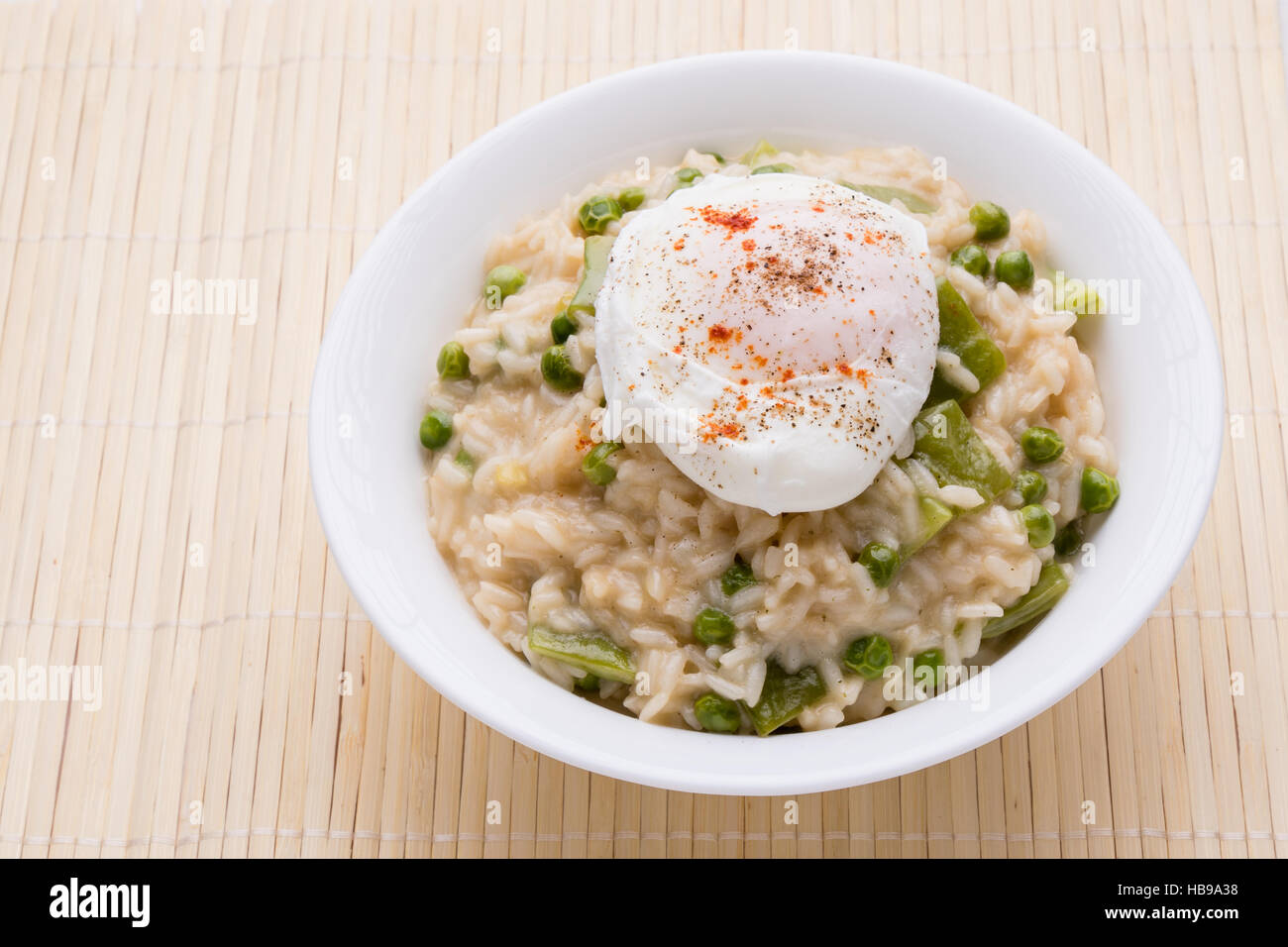 Erbsen-Risotto mit Ei Stockfoto