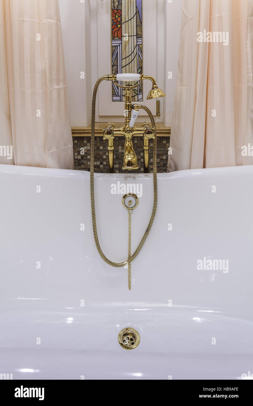 Gold Badewanne Armaturen und Duschkopf Stockfoto