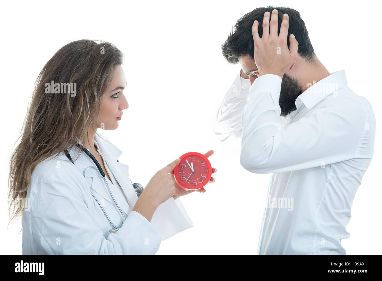 Arzt mit tickende Uhr und schweren männlichen Patienten Stockfoto