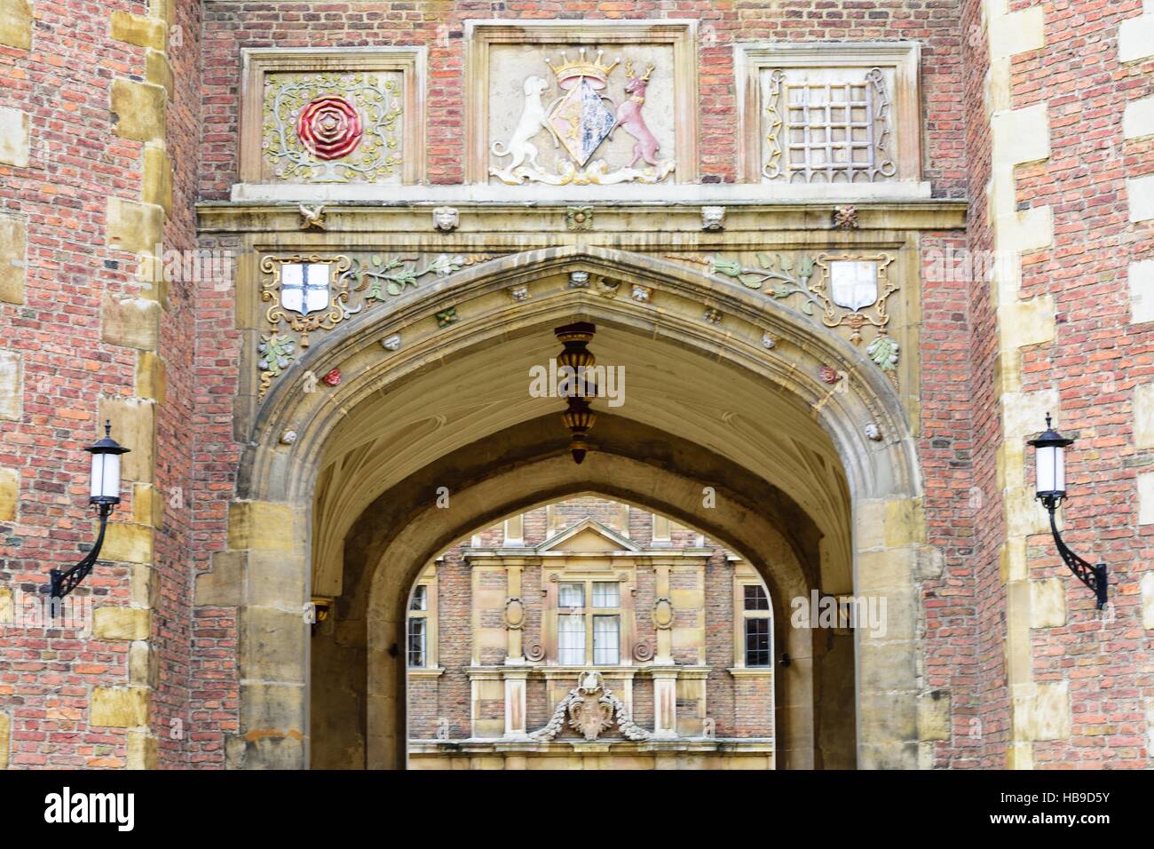 Torbogen durch College Cambridge Stockfoto