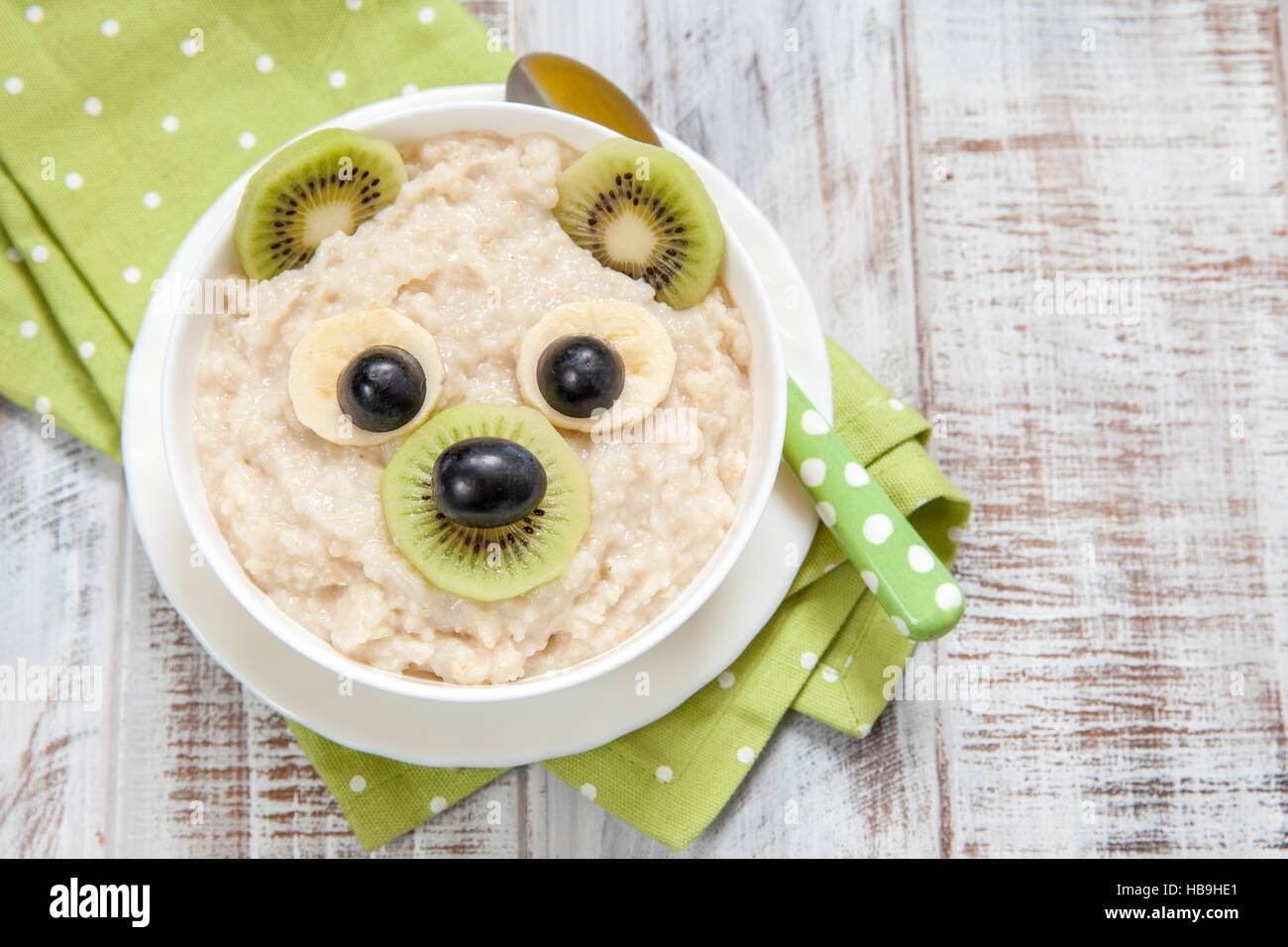 Kinder Frühstück Haferbrei mit Früchten und Nüssen Stockfoto