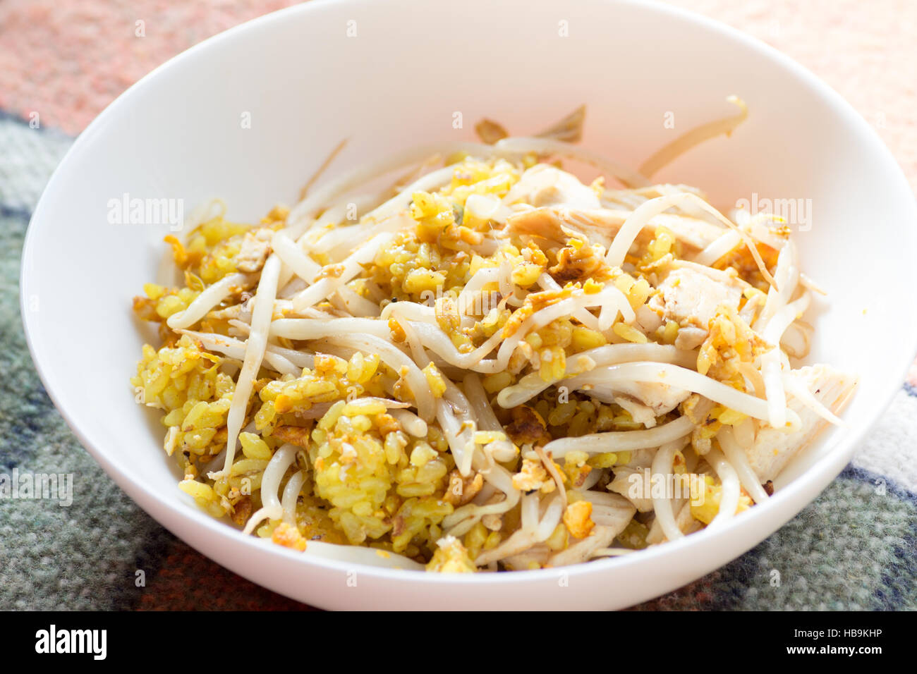 Japanische Küche, gebratene Curry-Reis und Sojasprossen Stockfoto