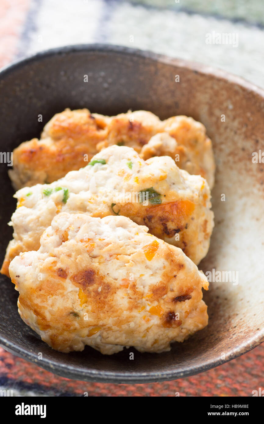 Japanische Küche, hausgemachte Chicken Ball genannt Tori keine Tsukune auf dem Tisch Stockfoto