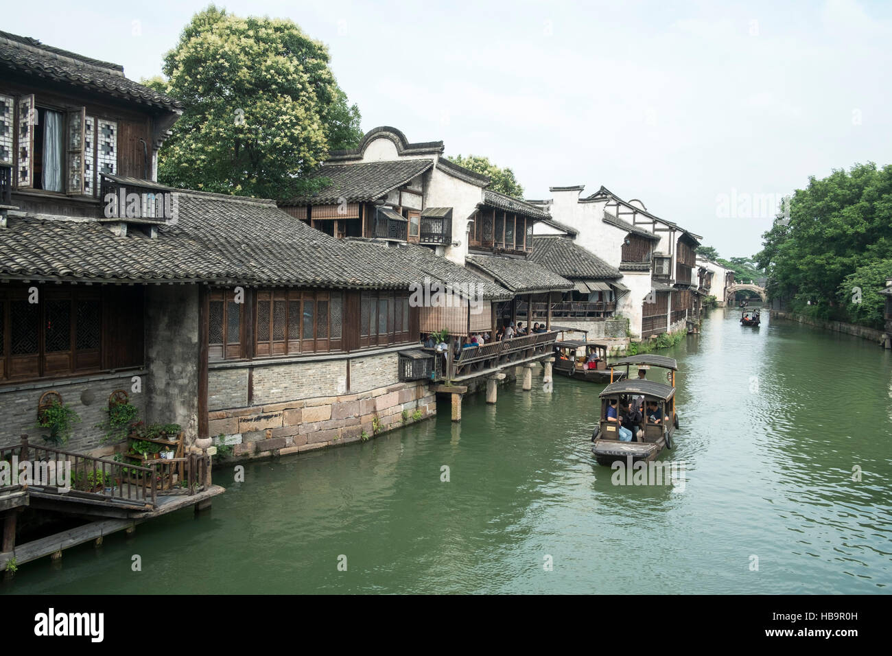 China, Wuzhen Xizha Scenic Zone, Boot den Fluss überquert Stockfoto