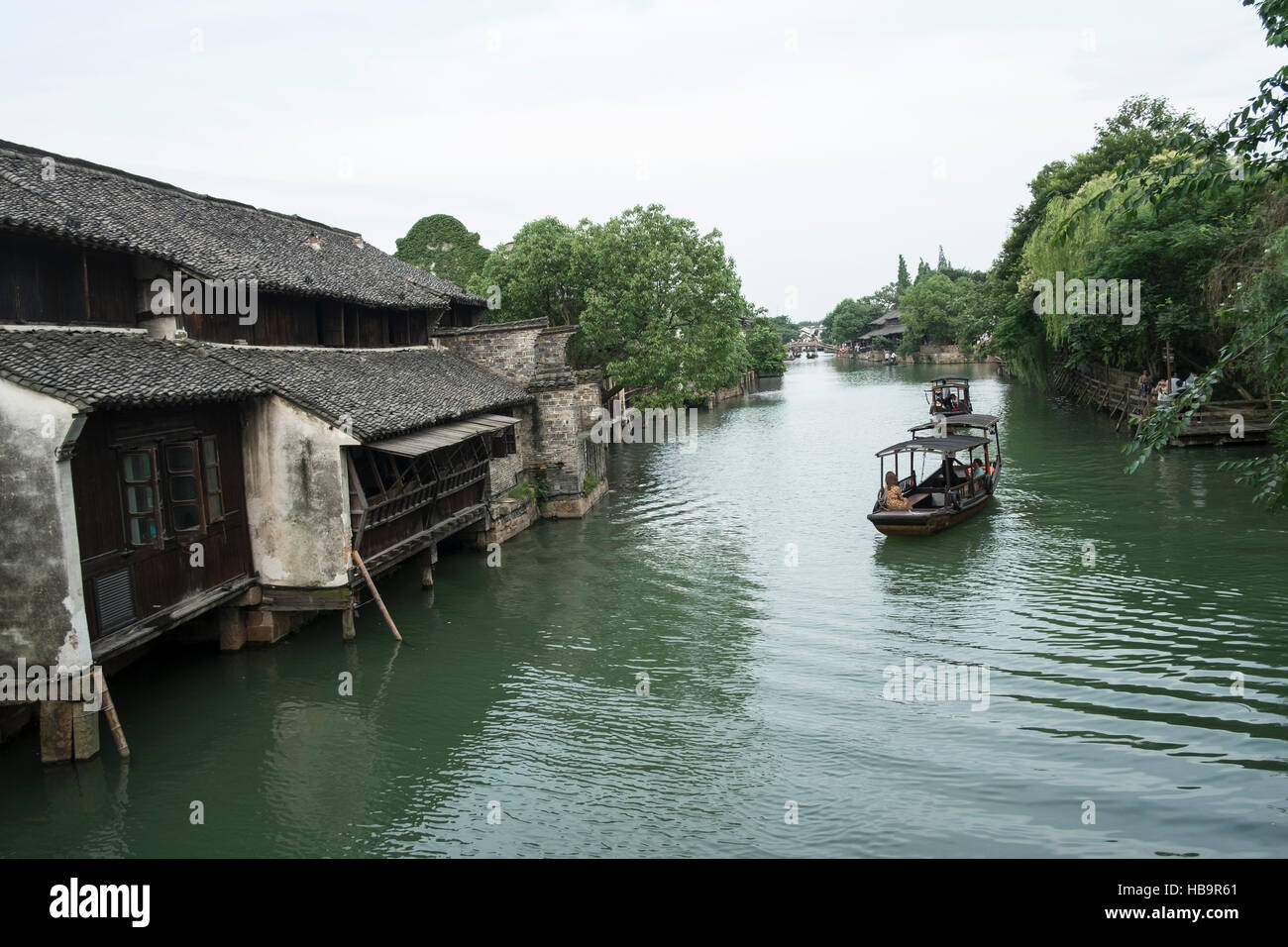 China, Wuzhen Xizha Scenic Zone, Boot den Fluss überquert Stockfoto