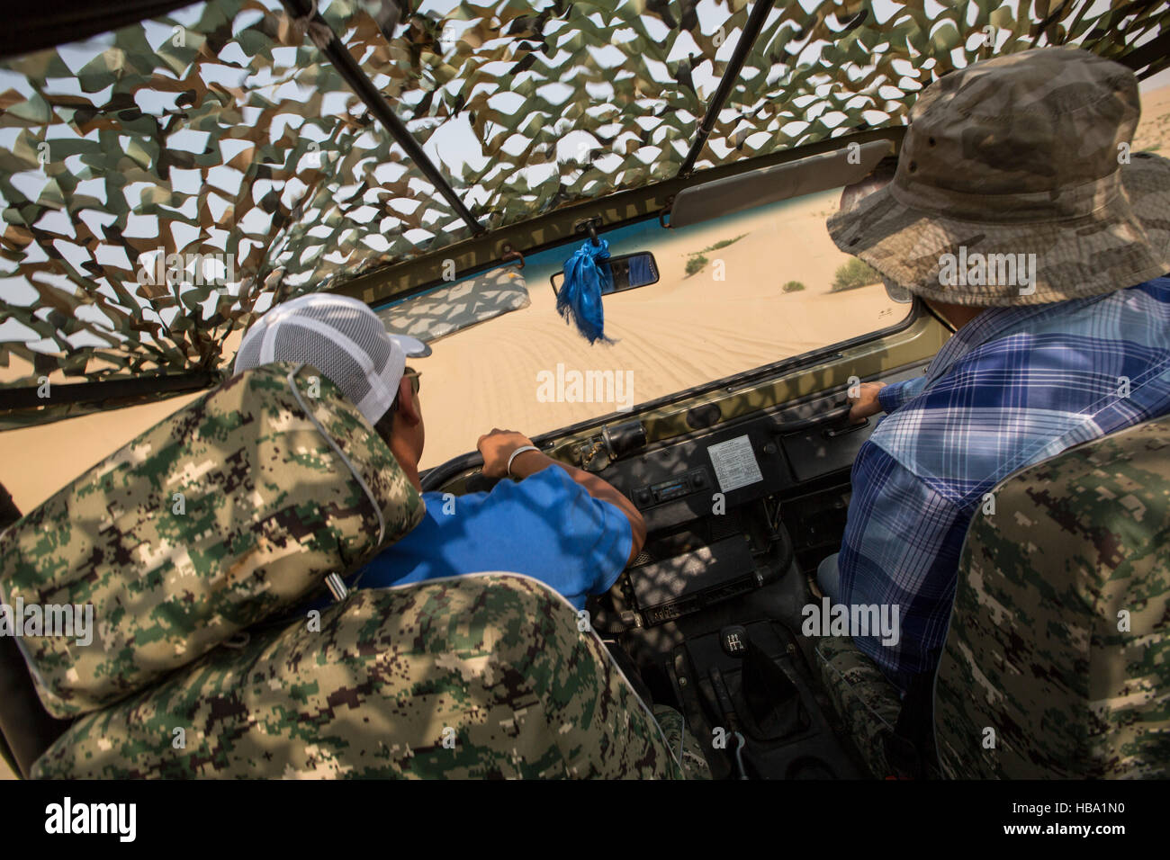 Menschen, die Beschleunigung auf ATV Quad-Bike in der Wüste, Neimenggu, Kubuqi, china Stockfoto
