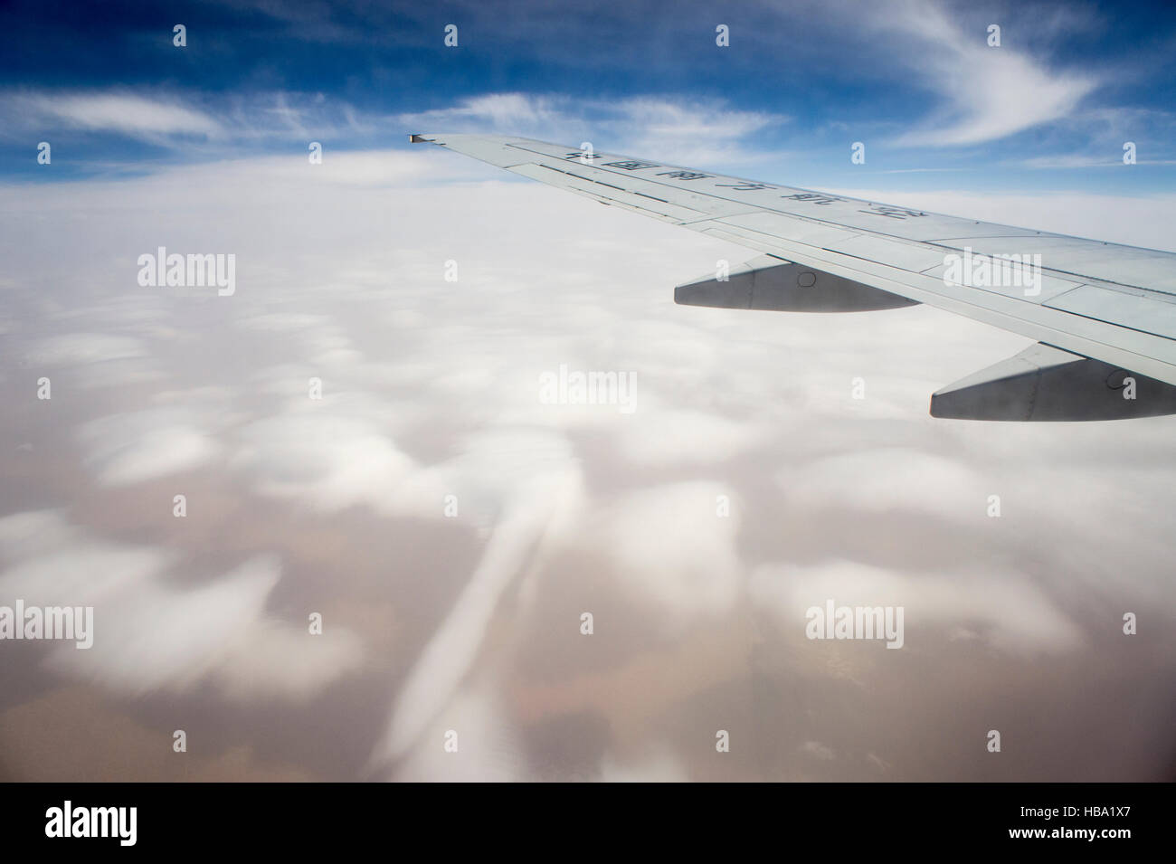 Blick auf Jet Flugzeugflügel über den Wolken Stockfoto