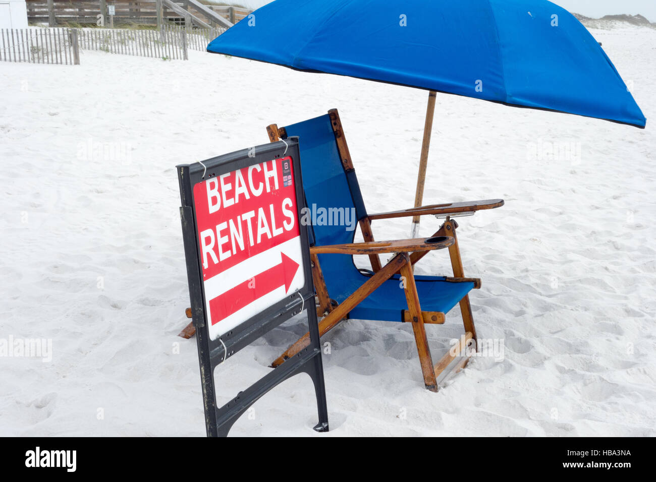 Strand Sonnenschirm und Stuhl Vermietung Zeichen Stockfoto