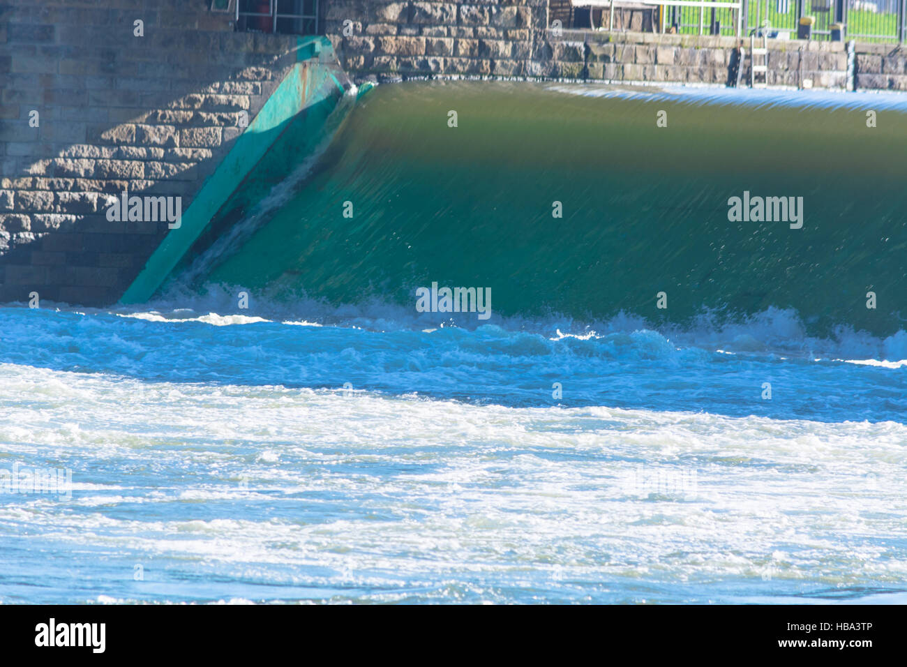 Schloss überschwemmte Schiff bei starkem Regen Stockfoto