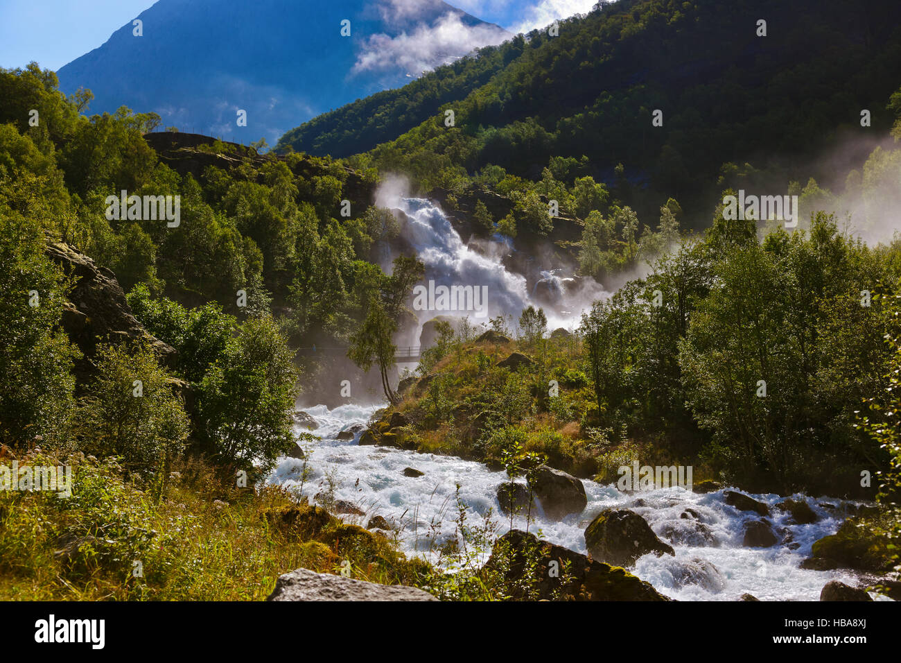 Wasserfall in der Nähe von Briksdal Gletscher - Norwegen Stockfoto
