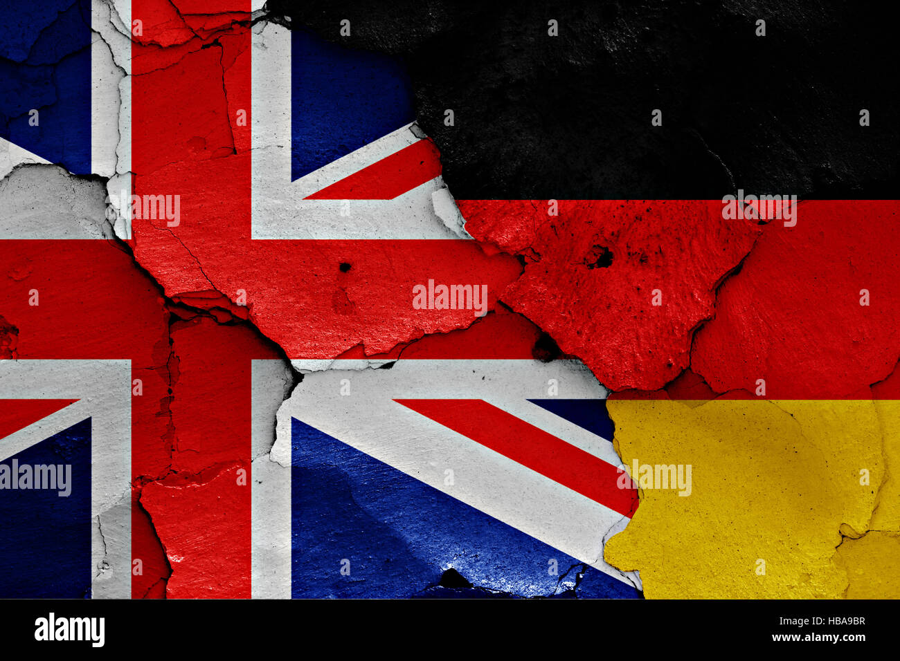 Flaggen von Großbritannien und Deutschland auf rissige Wand gemalt Stockfoto