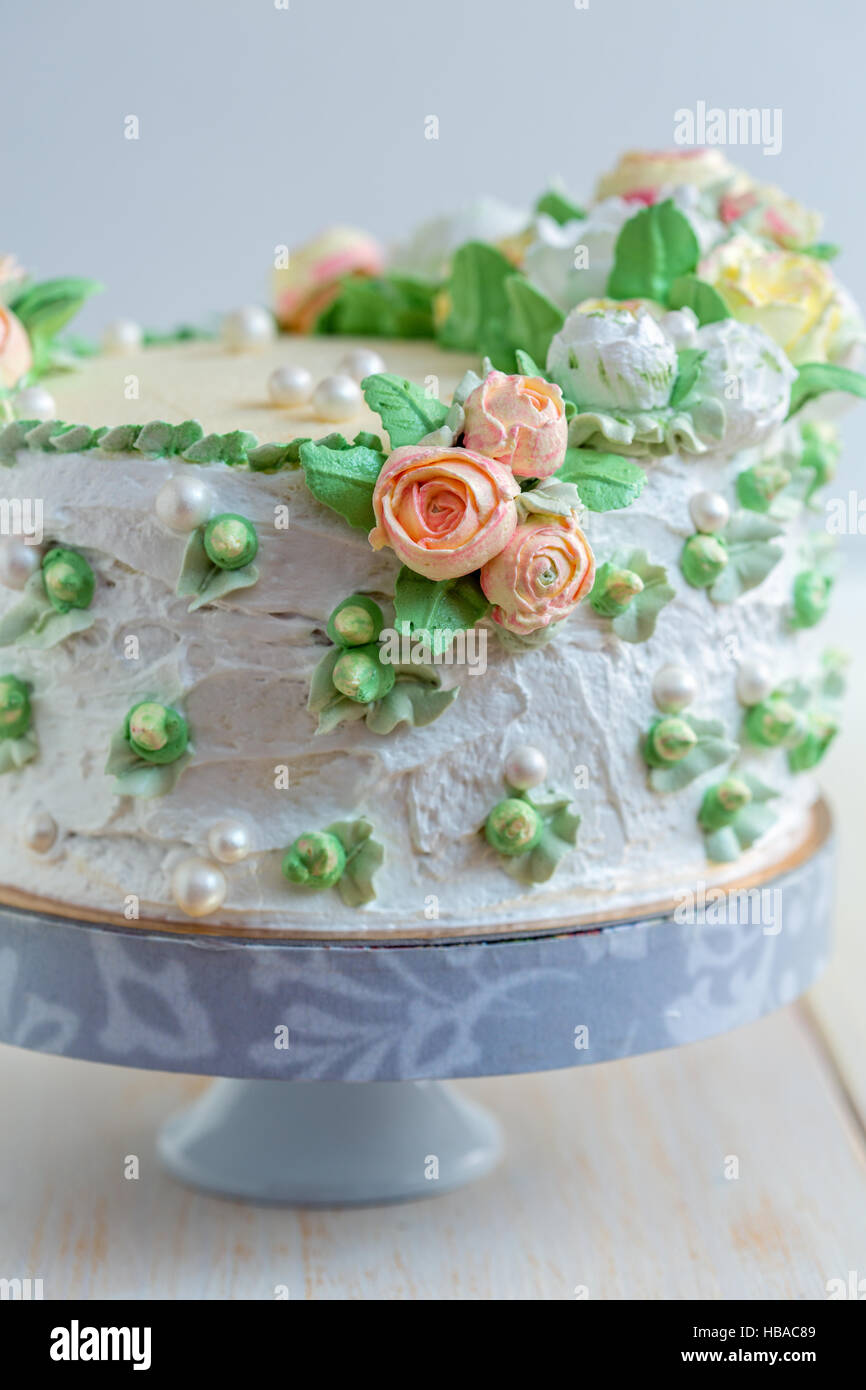 Kuchen mit Creme Rosen und Zucker-Perlen. Stockfoto