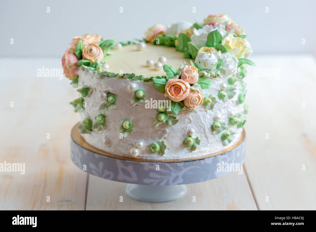 Kuchen mit Creme Rosen. Stockfoto