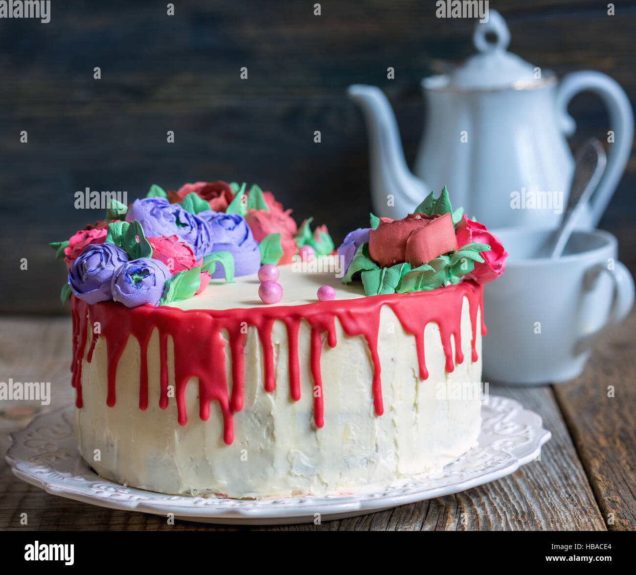 Bunte Kuchen mit Blumenschmuck. Stockfoto