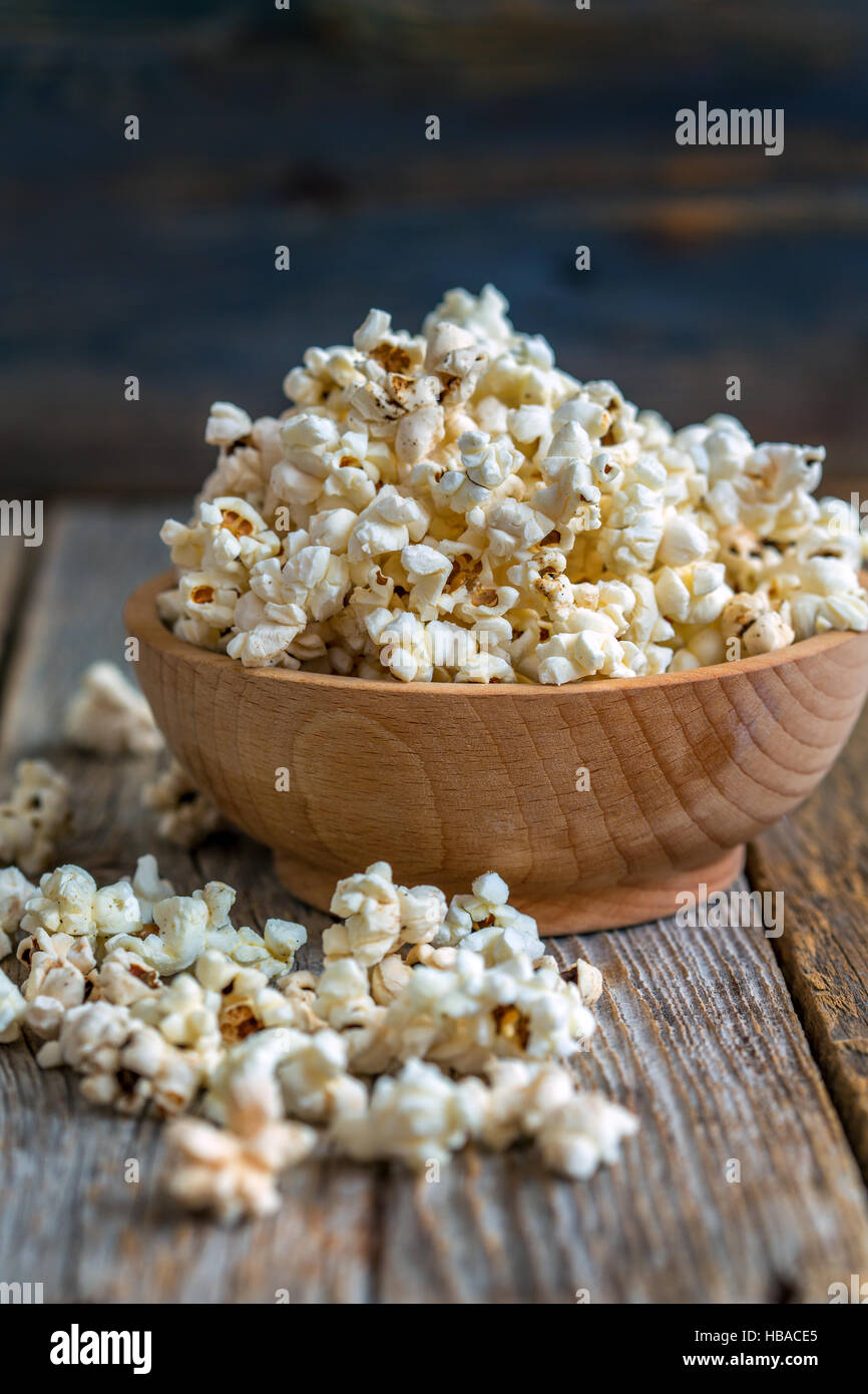 Lecker Popcorn in einem Holzbecher. Stockfoto