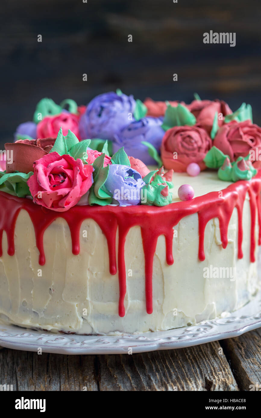 Kuchen mit Blumen und roten Schokoladenglasur. Stockfoto