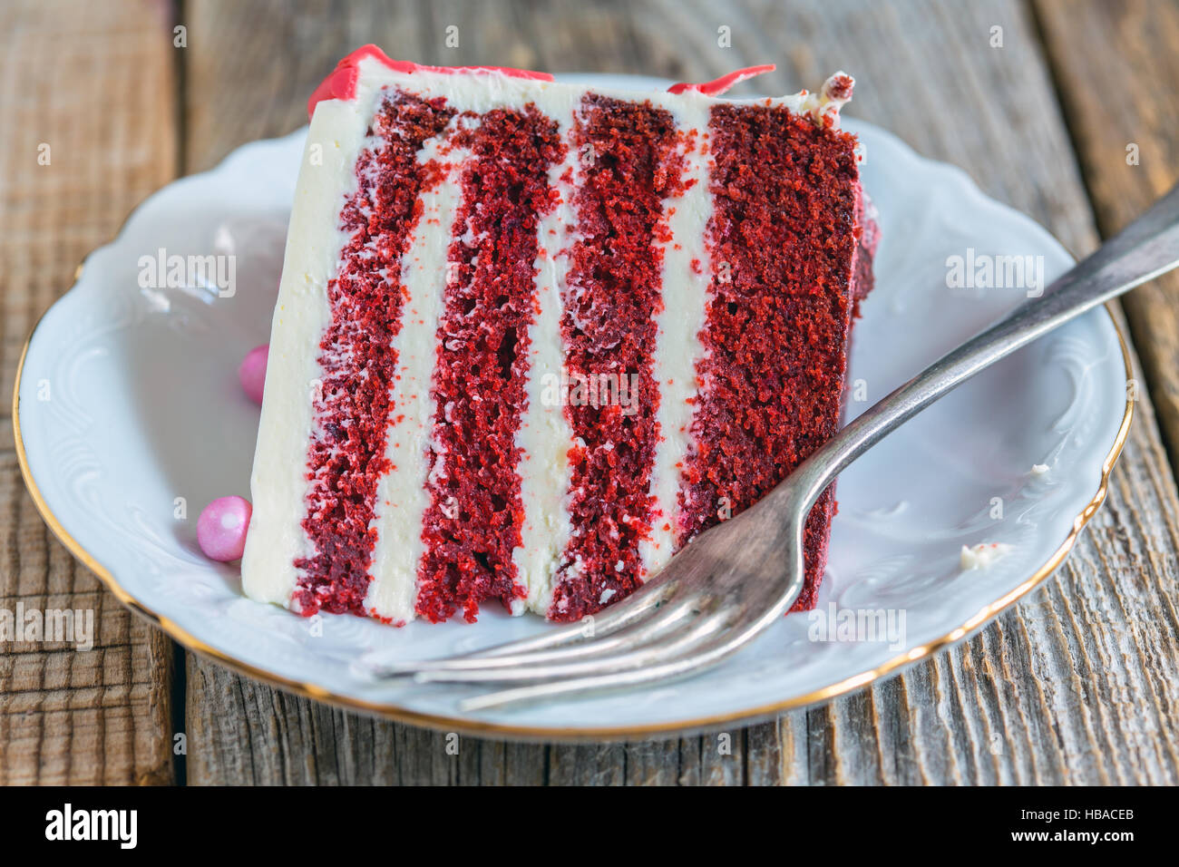 Stück Kuchen rotem Samt. Stockfoto