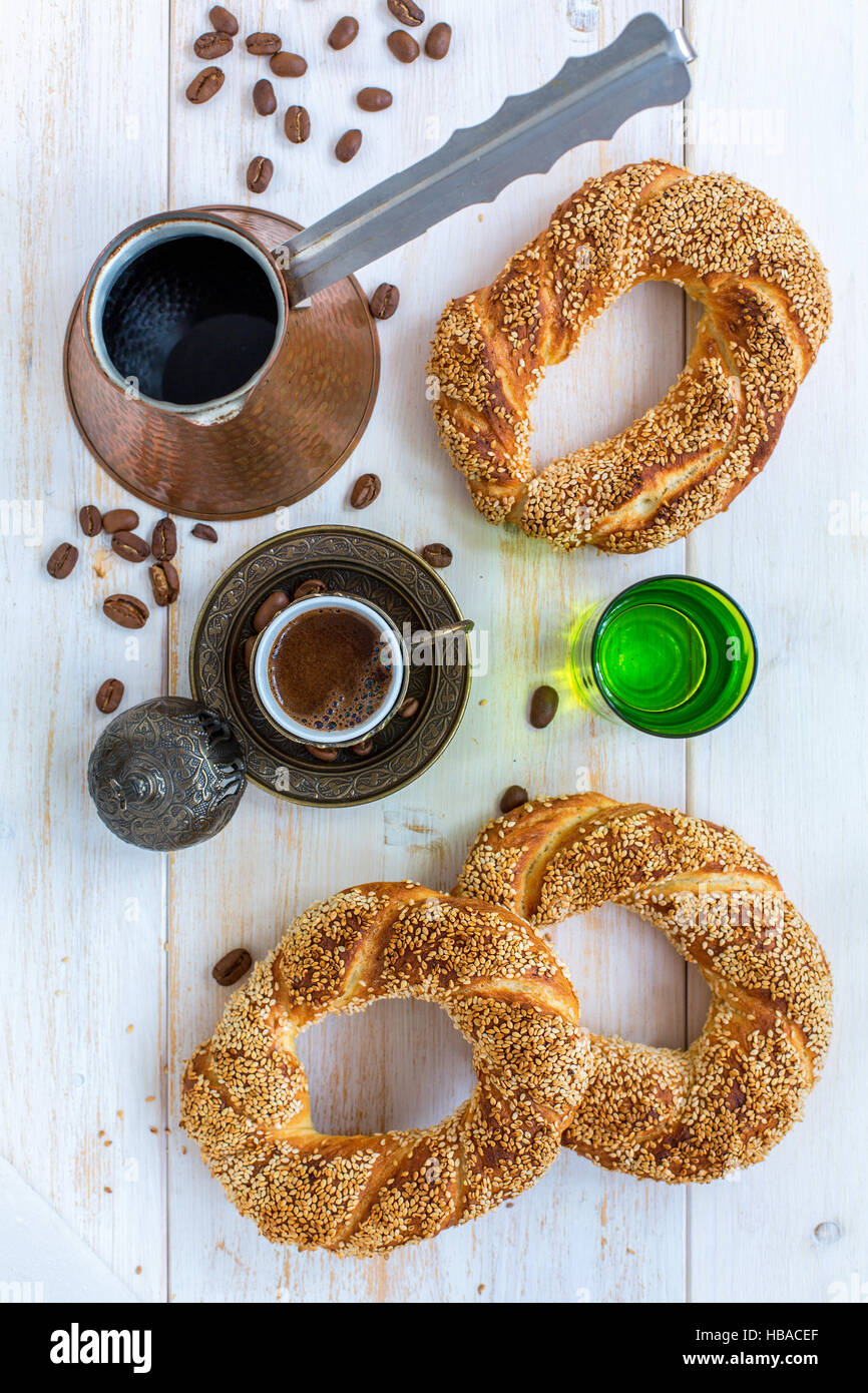 Türkischer Kaffee und Bagels mit Sesam. Stockfoto