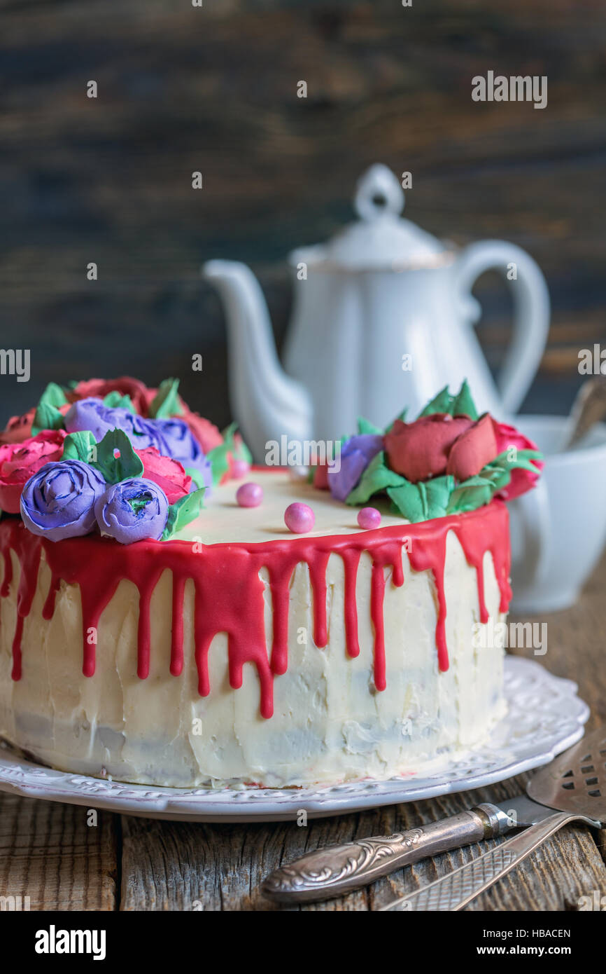 Kuchen mit Blumen in Creme für Kaffee. Stockfoto