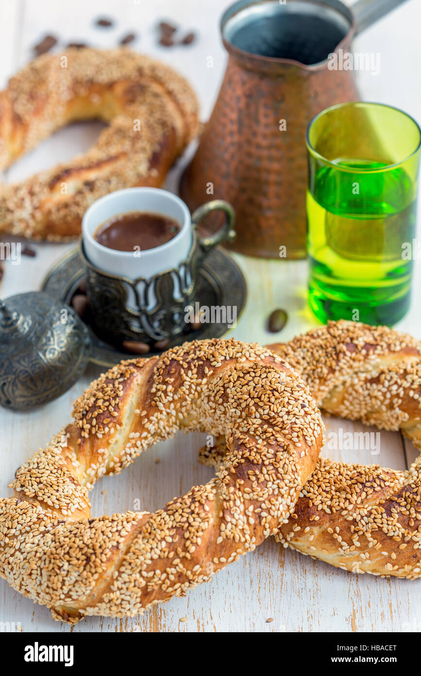 Bagels mit Sesam und türkischen Kaffee. Stockfoto