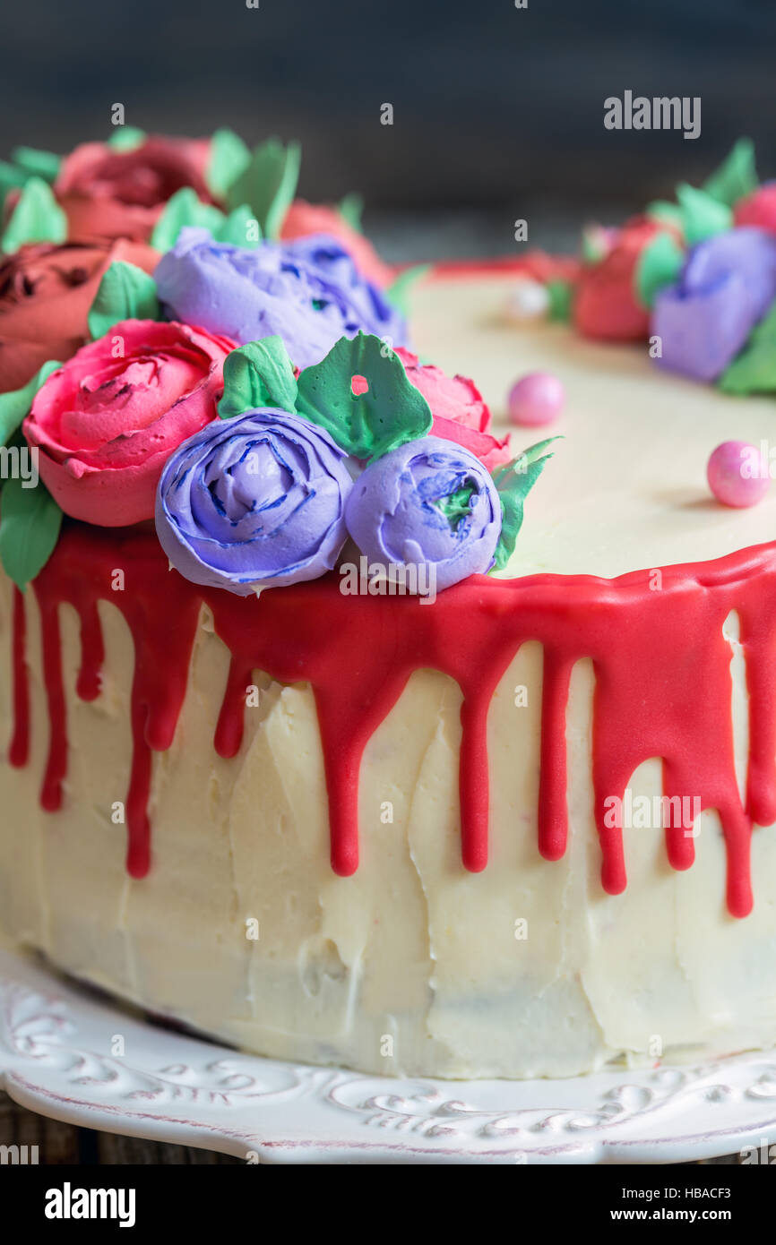 Kuchen mit roten Schokolade und Blumen. Stockfoto