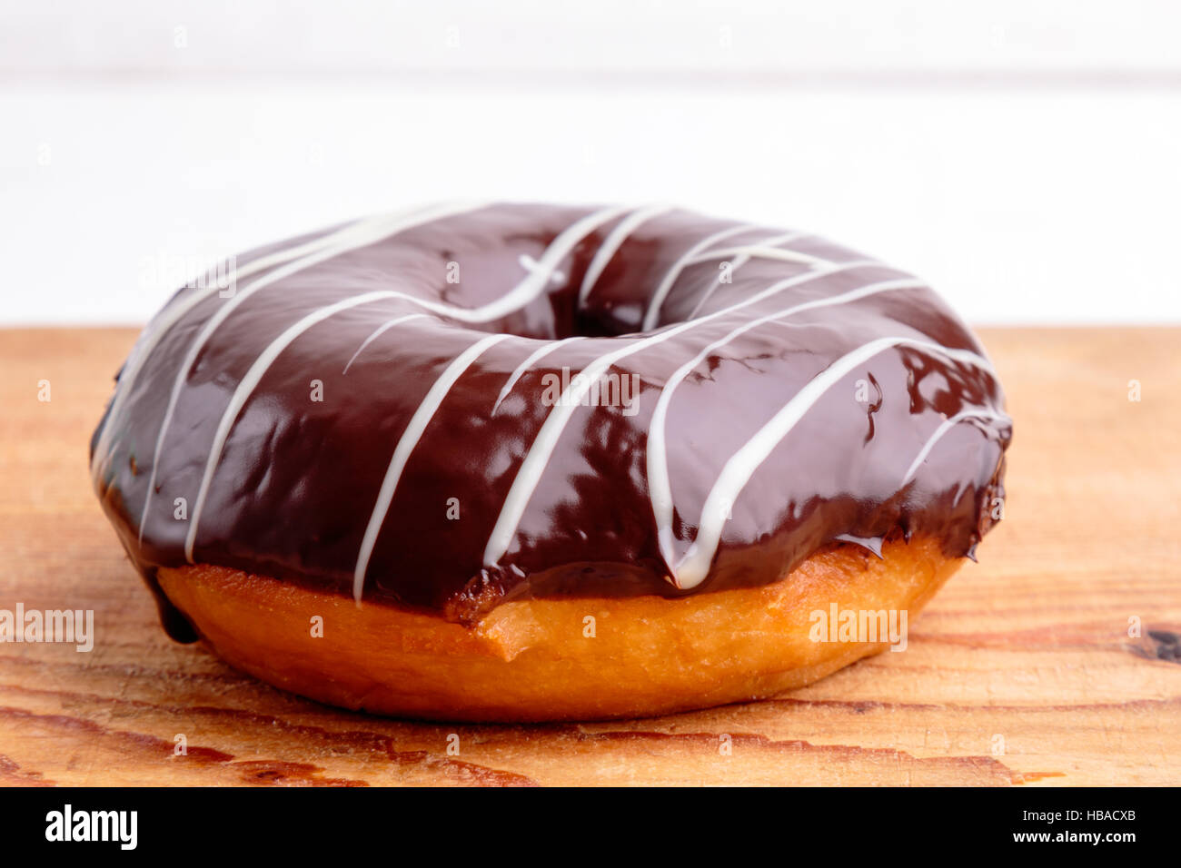 Donut mit Schokolade Zuckerguss Stockfoto