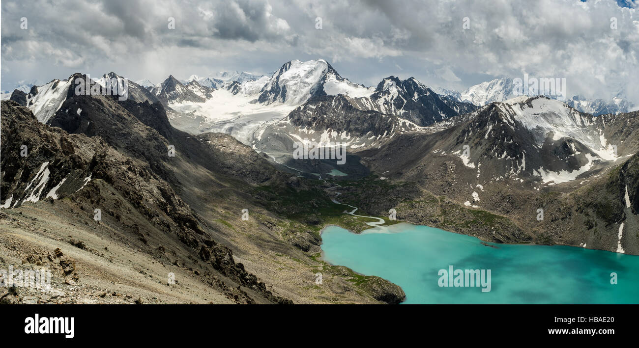 Landschaftsfotografie von einem Aussichtspunkt auf die Ala-Kul Trekking- und Altyn Arashan. Im Hintergrund die schneebedeckten Bergkette Stockfoto