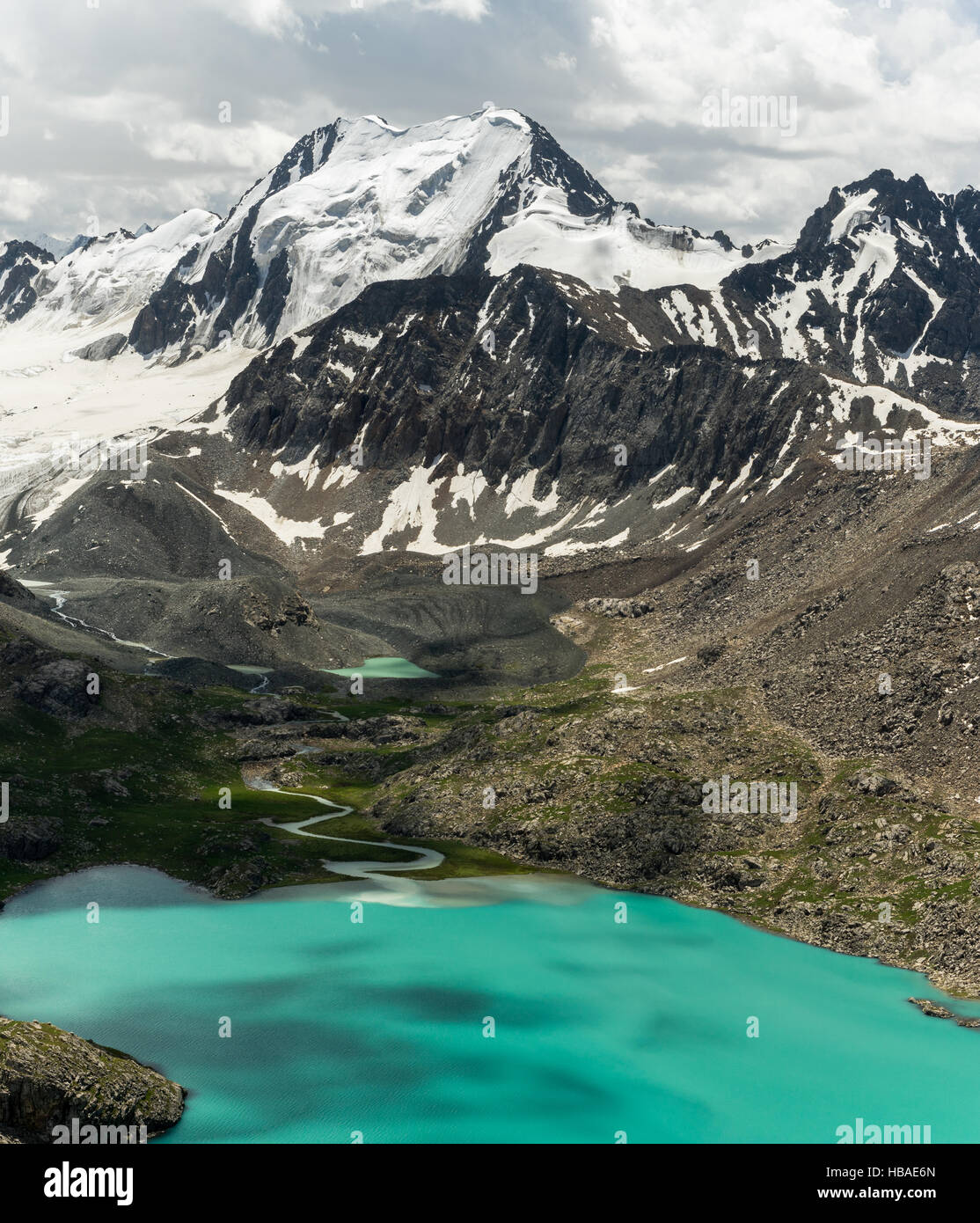 Berg-Landschaftsfotografie von einem Aussichtspunkt auf die Ala-Kul und Altyn Araschan Trekking. Im Hintergrund die schneebedeckten Bergkette und den See Stockfoto