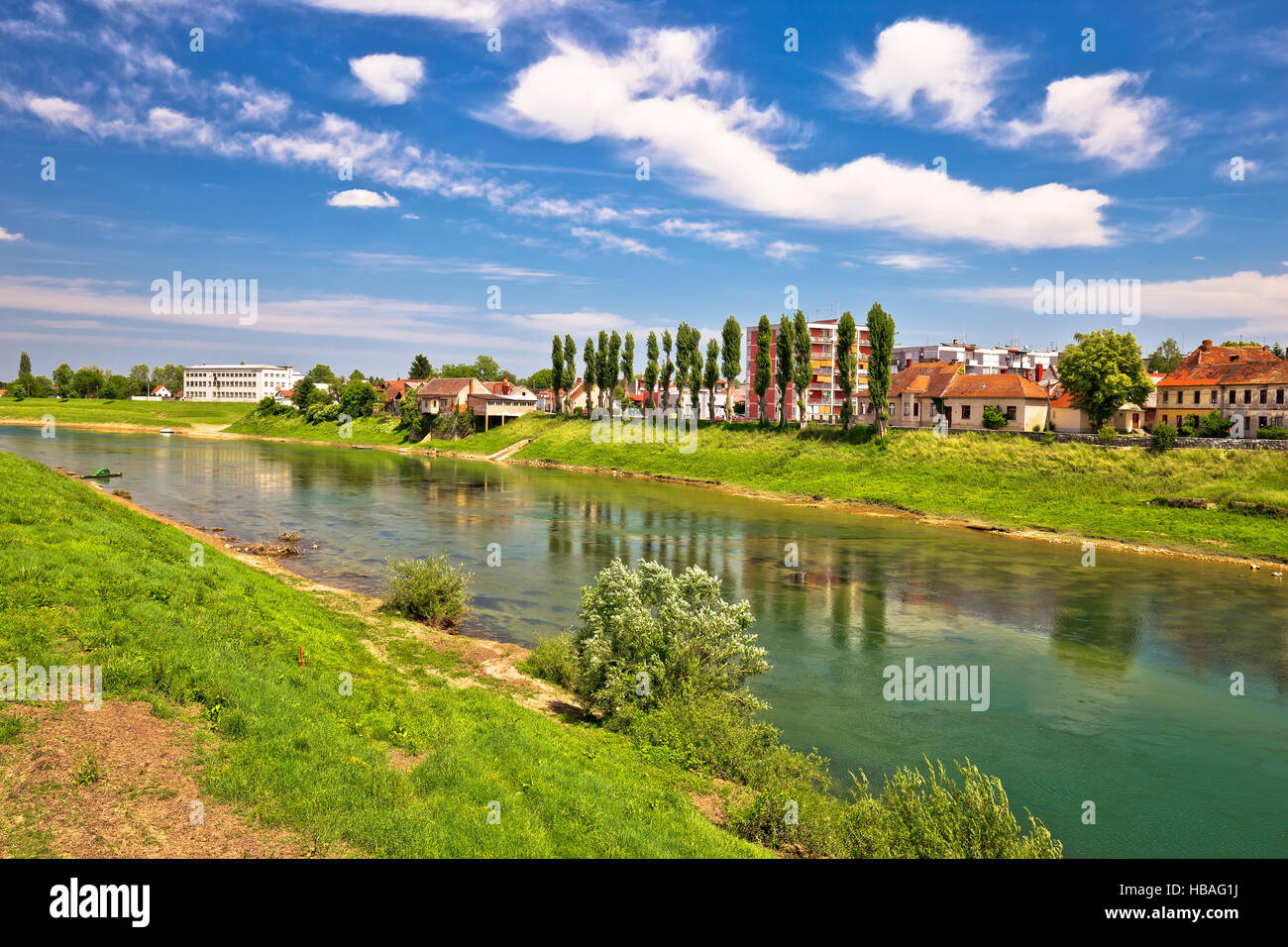 Fluss Kupa in Stadt von Karlovac Stockfoto