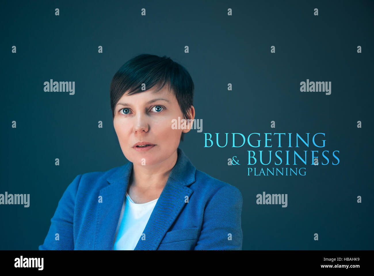 Budgetierung und Unternehmensplanung mit jungen Erwachsenen kaukasischen Geschäftsfrau Stockfoto