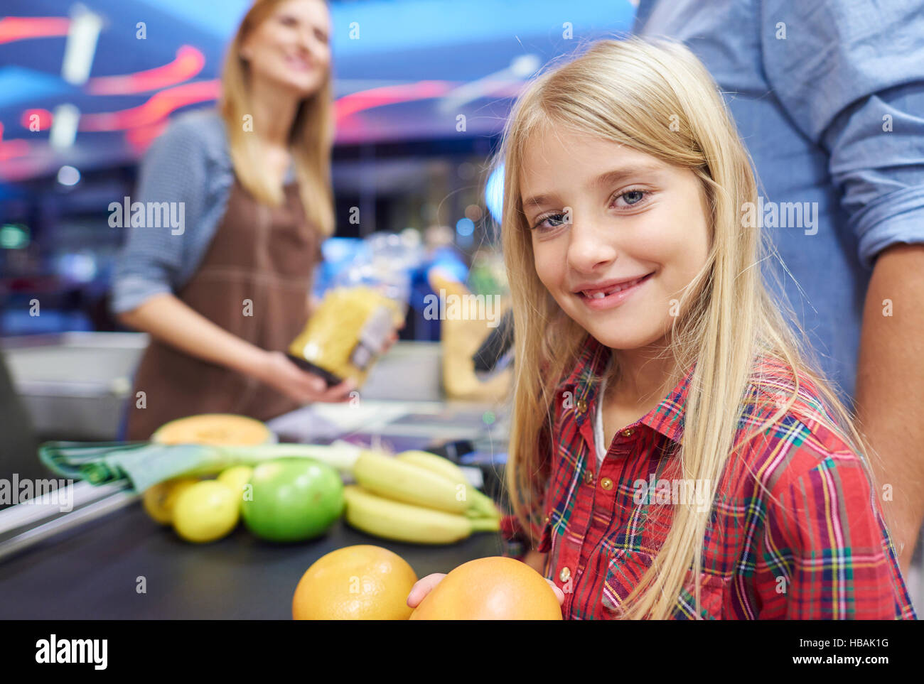 Kleine Mädchen helfen, den Einkäufen Stockfoto
