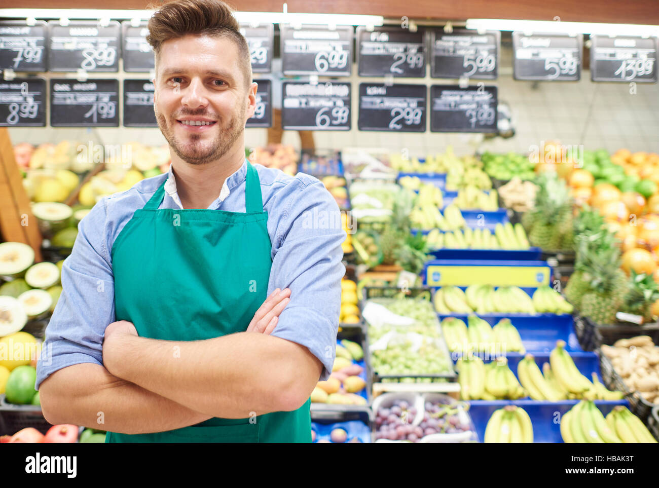 Porträt der Verkäuferin im Supermarkt Stockfoto