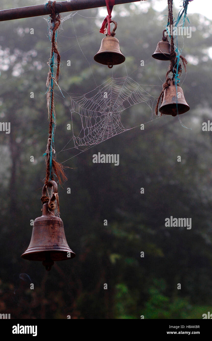 Tempelglocken mit Spinnennetz Stockfoto
