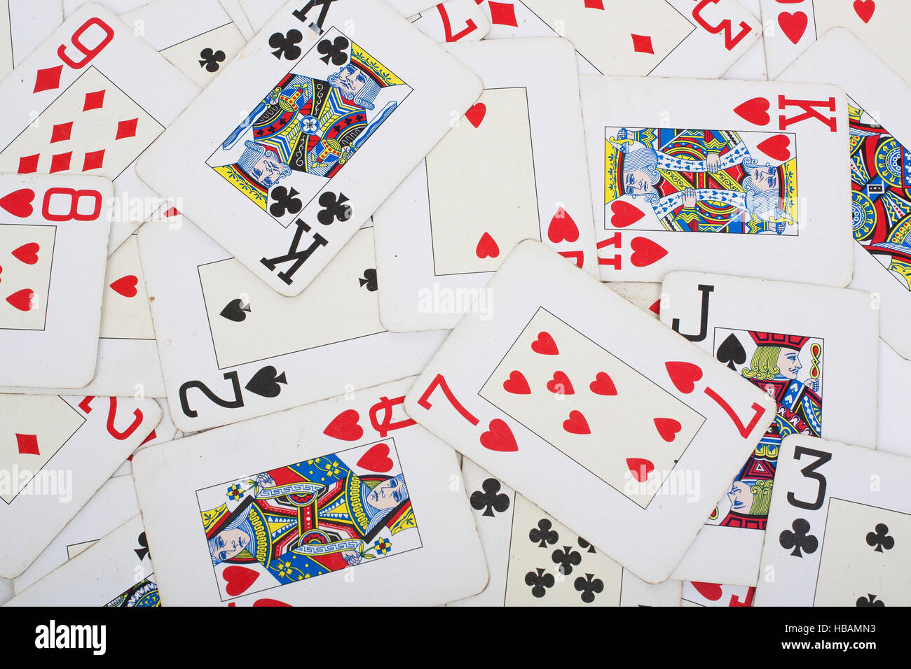 Poker Card Textur. Texas Holdem Glücksspiel. Echte Poker-Karten als Hintergrund im Studio Foto. Stockfoto