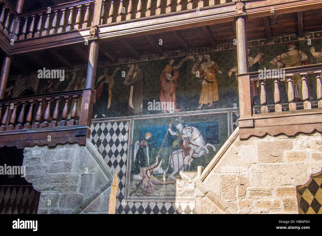 Innen Fenis Burg Fenis, Aostatal, Italien. Das untere Bild an der Wand zeigt St George slaying der Drache. Stockfoto