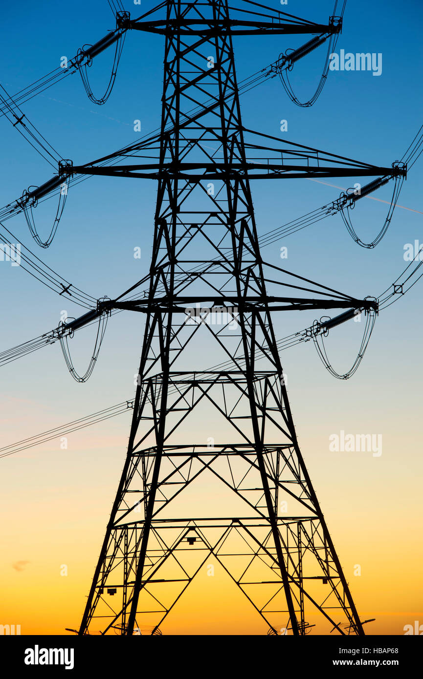 Die Silhouette des elektrischen Pylons vor dem Morgenhimmel. Cotswolds, England Stockfoto