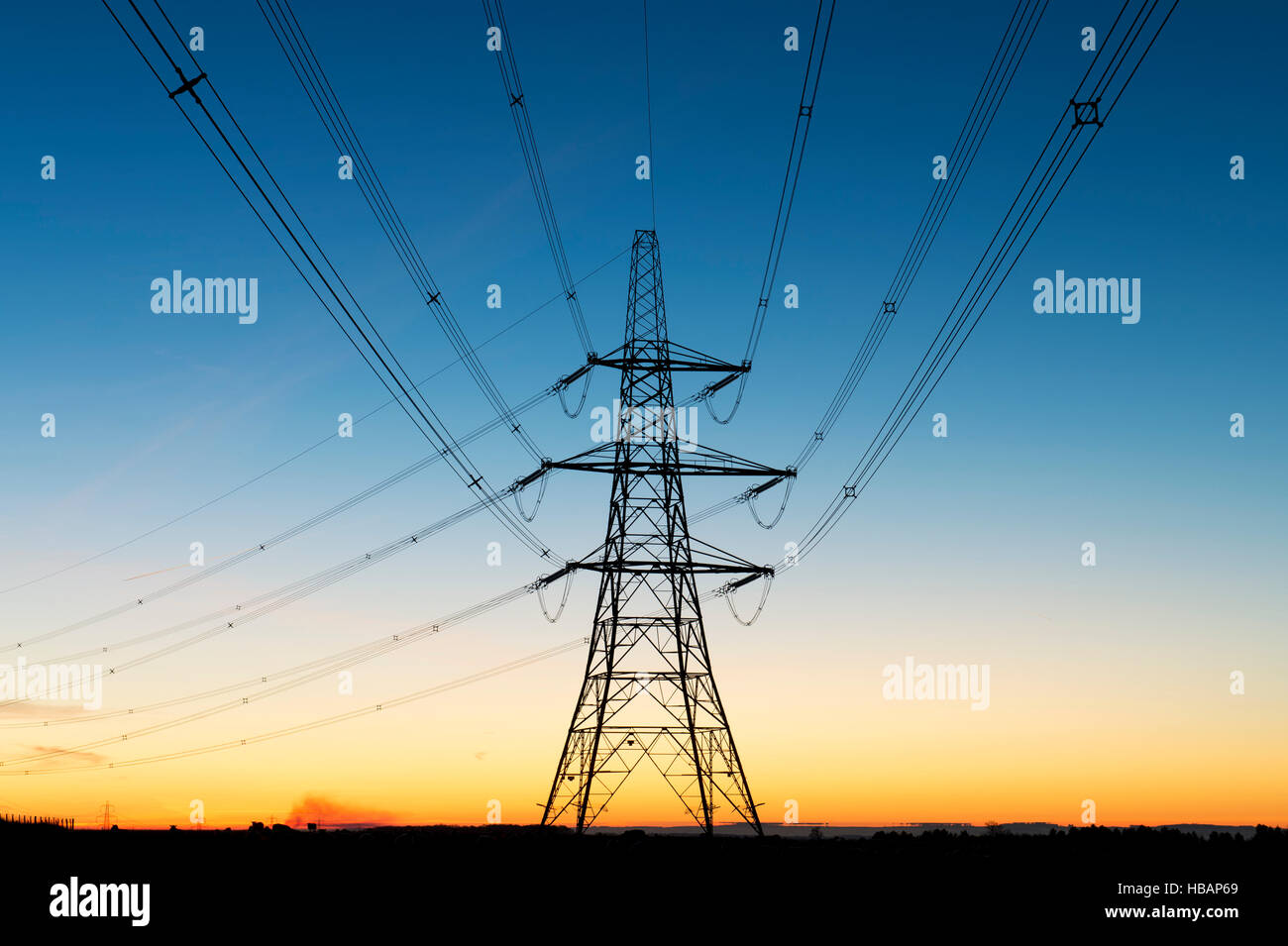 Die Silhouette des elektrischen Pylons vor dem Morgenhimmel. Cotswolds, England Stockfoto