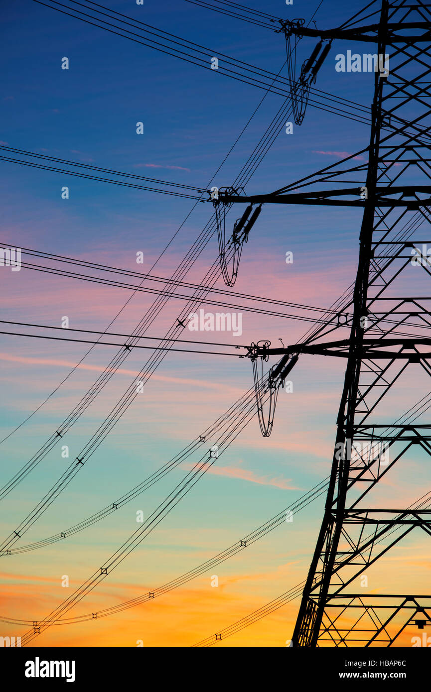 Die Silhouette des elektrischen Pylons vor dem Morgenhimmel. Cotswolds, England Stockfoto