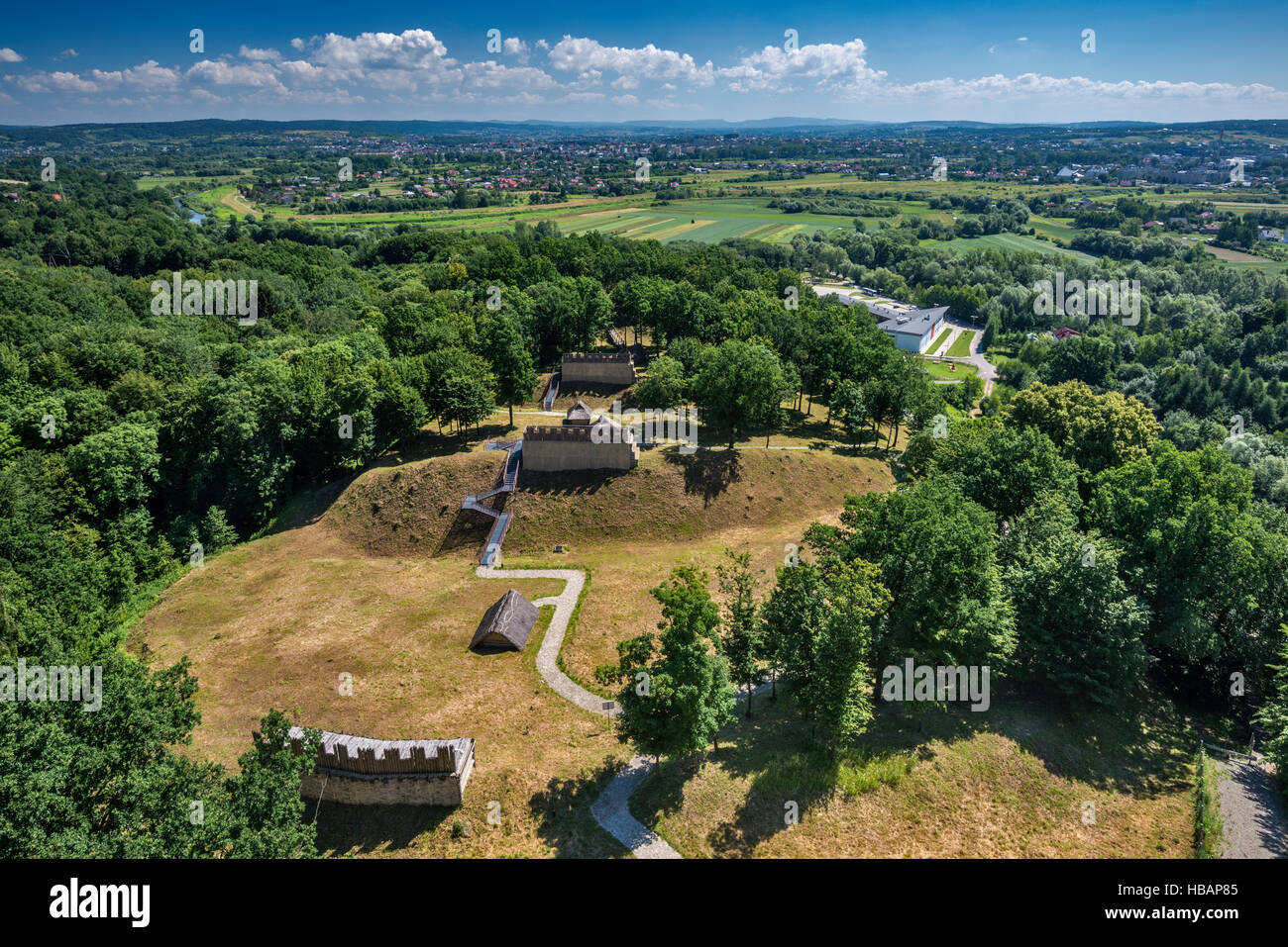 Königliche Erdarbeiten, Blick auf befestigten Siedlungen vom Turm, Karpaten Troy archäologische Freilichtmuseum in Trzcinica, Polen Stockfoto