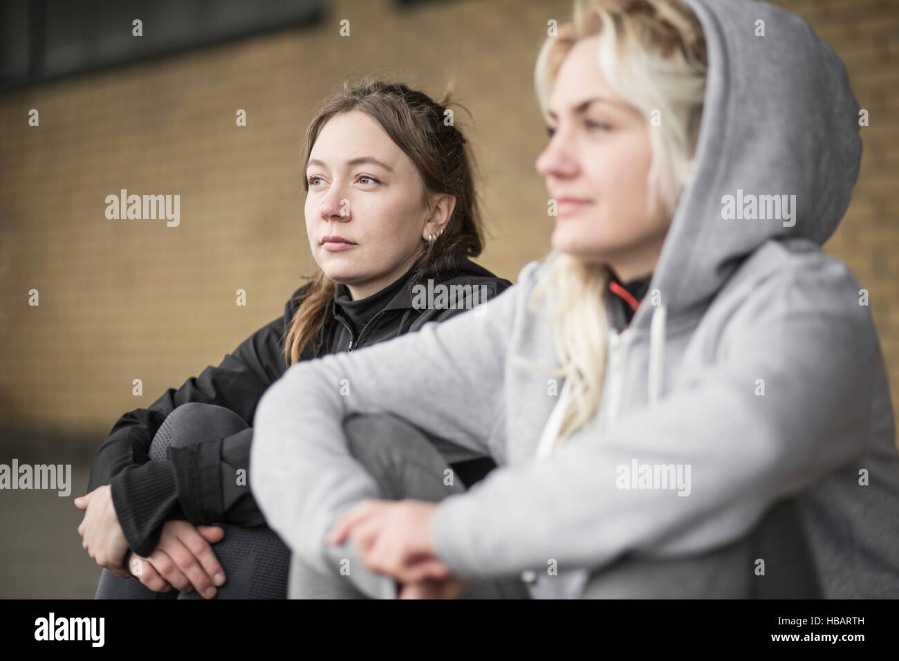 Zwei weibliche Läufer Freunde sitzen auf Lager-Plattform Stockfoto