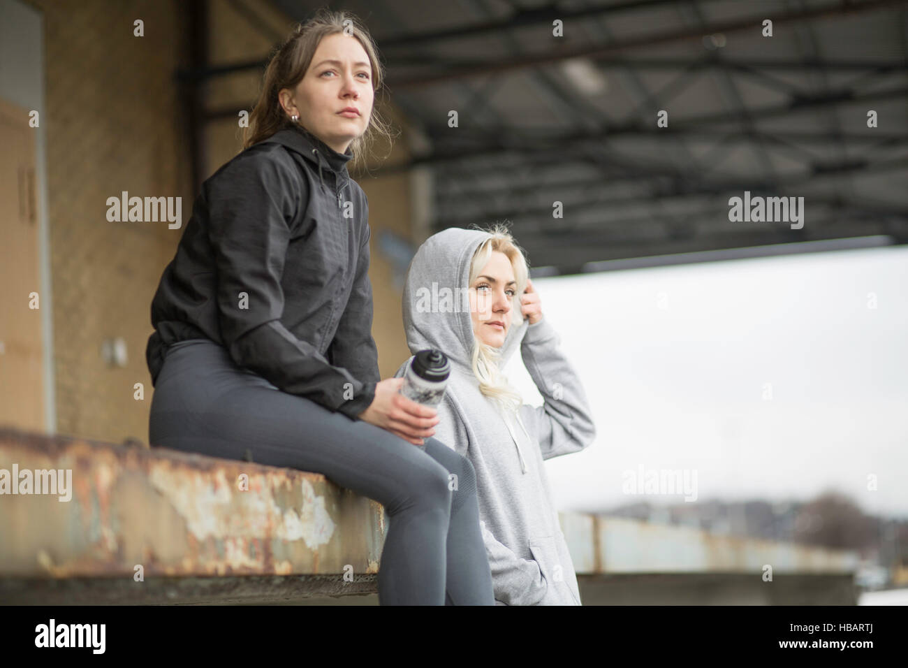 Zwei weibliche Läufer Freunde mit Blick vom Lager-Plattform Stockfoto