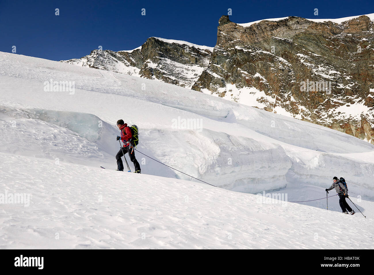 Bergsteiger-Skitouren auf schneebedeckte Berge, Saas Fee, Schweiz Stockfoto