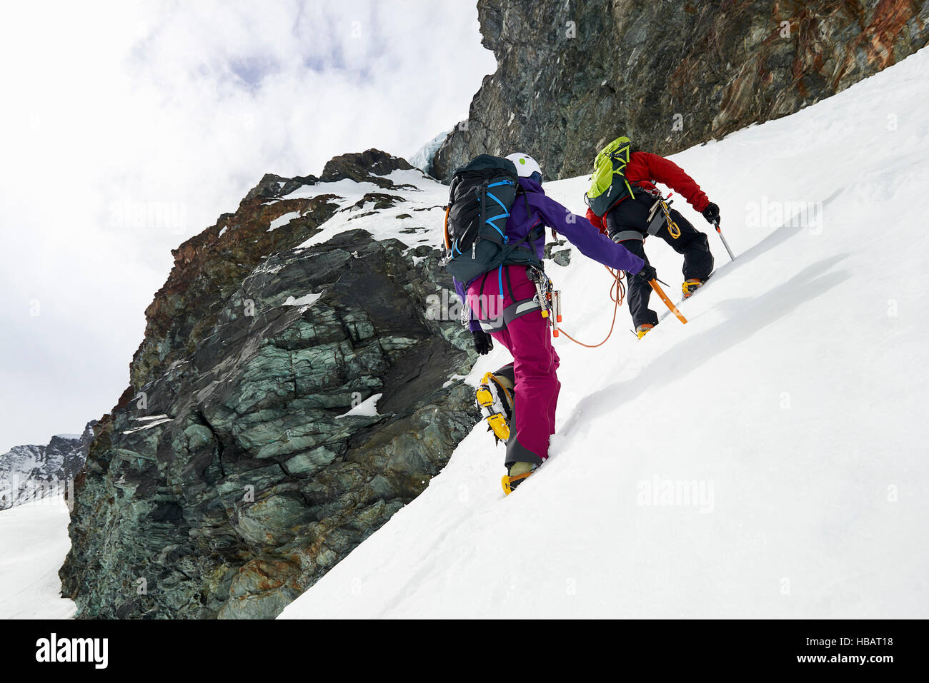 Bergsteiger aufsteigender verschneites Gebirge, Saas Fee, Schweiz Stockfoto Bergsteiger aufsteigender verschneites Gebirge, Saas Fee, Schweiz Stockfoto
