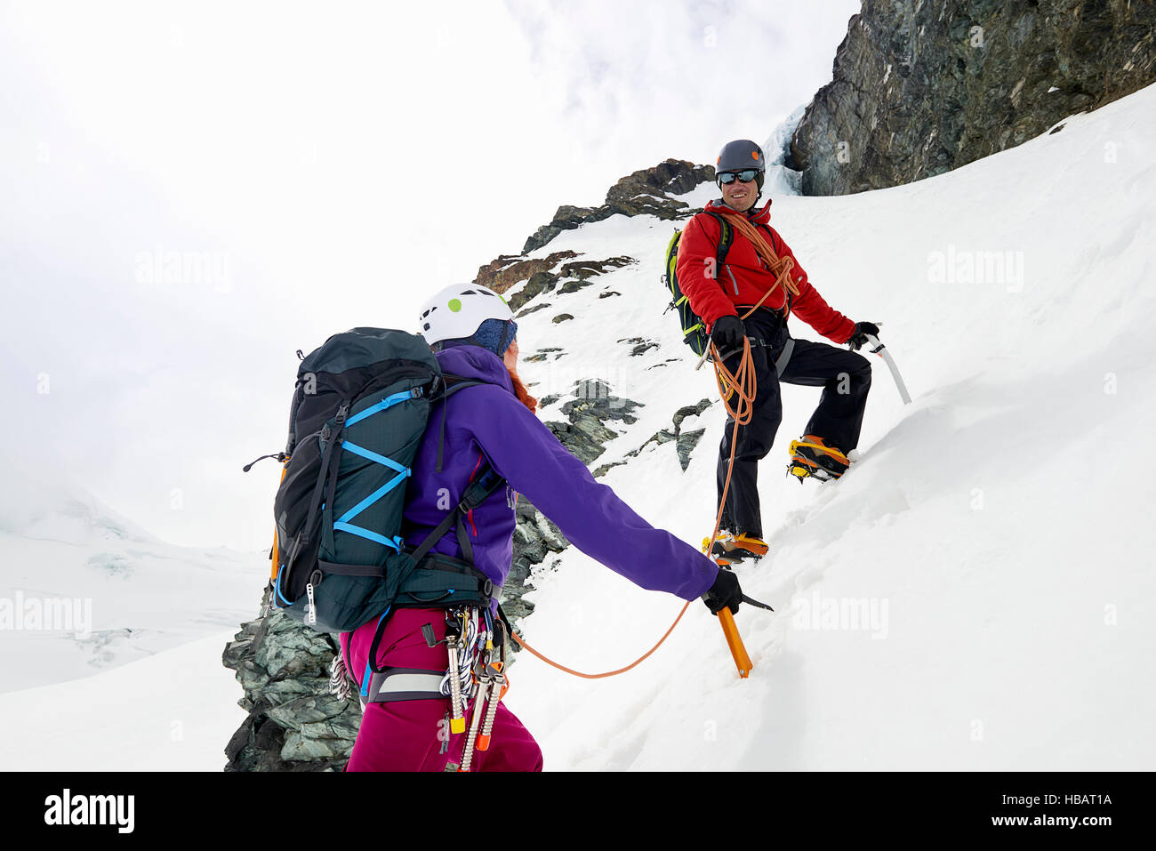Bergsteiger aufsteigender verschneites Gebirge, Saas Fee, Schweiz Stockfoto Bergsteiger aufsteigender verschneites Gebirge, Saas Fee, Schweiz Stockfoto